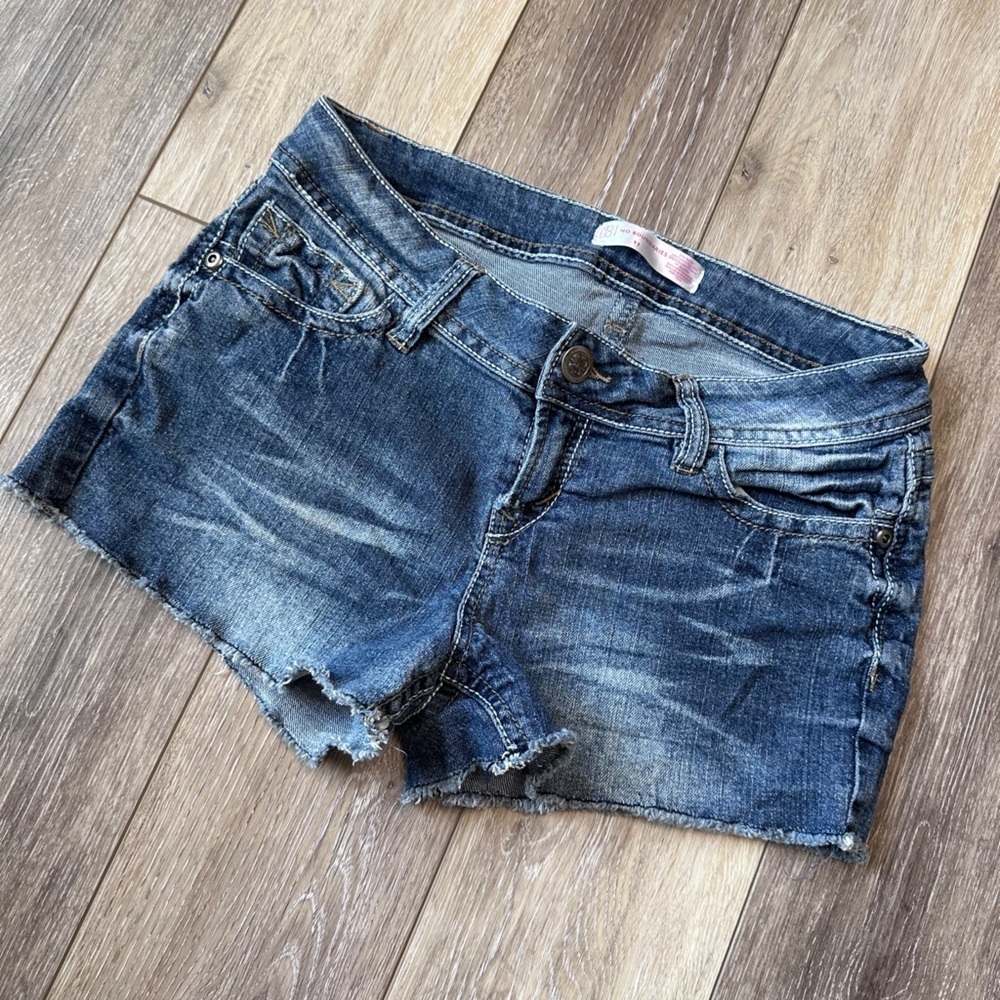 🛍️No Boundaries blue Jean shorts size 11 stretch comfortable great condition.